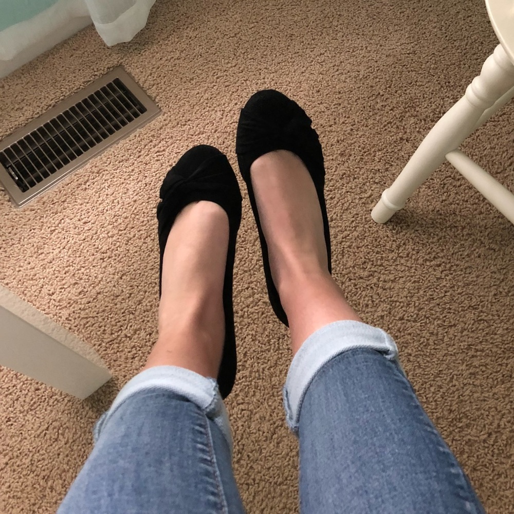 ‼️WORN ONCE FERGALICIOUS SIMPLE BLACK FLATS‼️